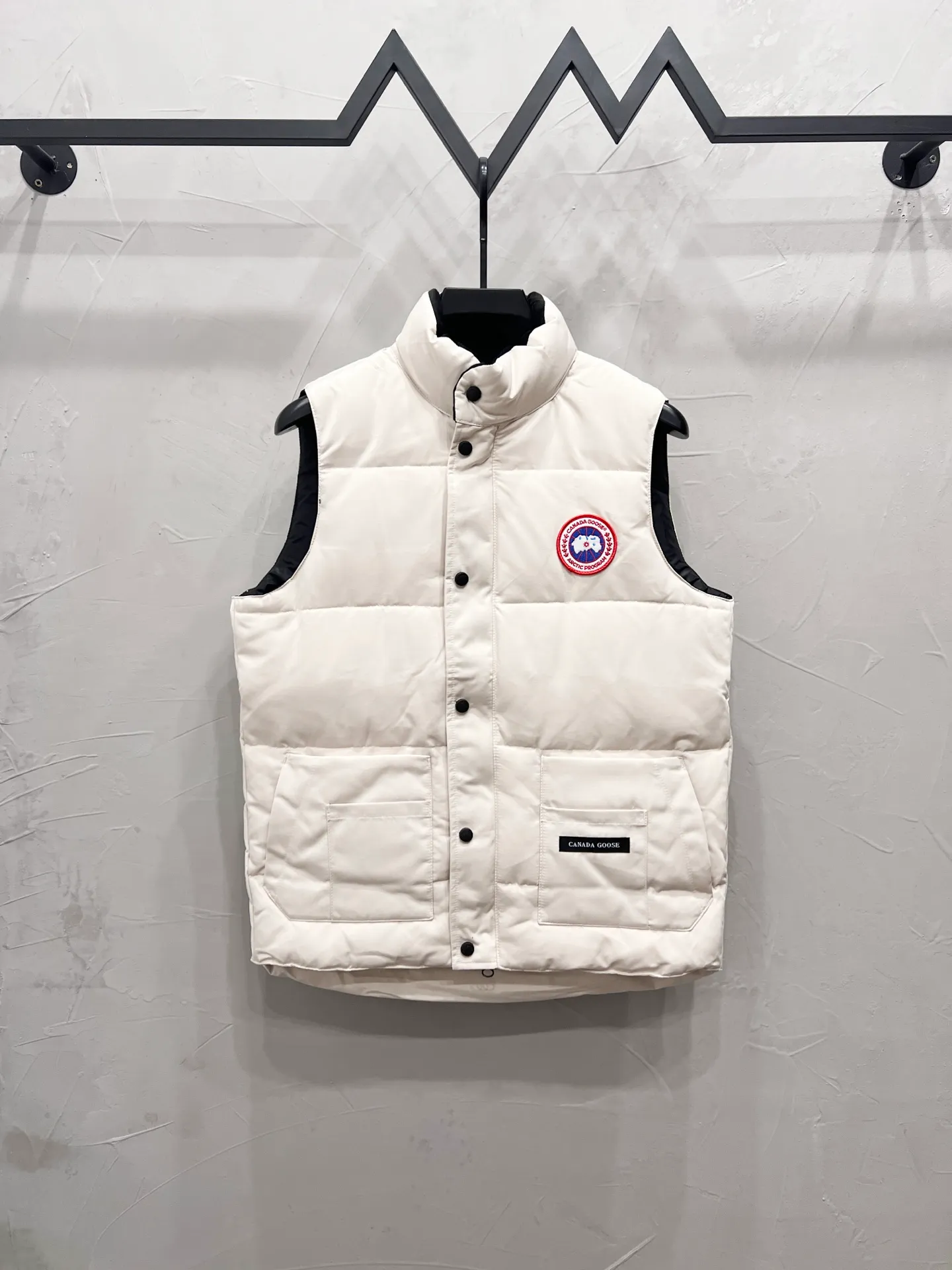 P330 model number: YC26 Canada goose/Canada Goose 4154M Freestyle Crew down vest, using international 50 down, genuine original clothing, pay attention to the version, YKK double zipper, velvet on the back collar, more warm, zippered hidden pocket on the inside, genuine mesh pockets on the inside. If you need to compare with the genuine product, check it out at any time. All accessories are made by the original factory. The fabric is molded and customized according to the original version. It can be restored by kneading it at will (fabric interpretation: the harder the fabric, the better the waterproof performance. Only those who buy the latest authentic version this year will notice the softness and comfort of the fabric. Soft fabrics are waterproof and have memory rebound function, which is the authentic fabric). The down is synchronized with genuine white duck down, fluffy and not clumps. The original version of Big Goose is white duck down. It is not the goose down boasted by the world's random copywriting. It can be verified through any official channel. Customized authentic YKK double zipper military-grade copper core zipper puller. High hardness and no jamming. The original smoothness is restored. The workmanship and wiring are all controlled by workers with more than ten years of service. They must be horizontal and vertical. No crookedness. The inner wiring density is more sophisticated. Feel free to compare. Big goose label. Collar label. Washed label. Hangtag. Zipper rope. Pocket label. Collar velvet. Buttons. All details are updated simultaneously with the original version. The best version. A fighter in a world-famous vest. Compare to the entire network. Color: Black White Navy Blue Gray Gray Gray Label Size: S-XXL